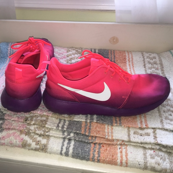 Nike Shoes - Nike Roshe sneakers